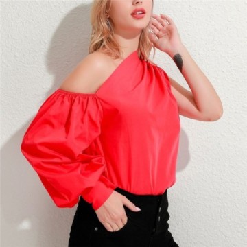 Blusa Feminina Ombro de Fora Solta de Gola skew Bevelie