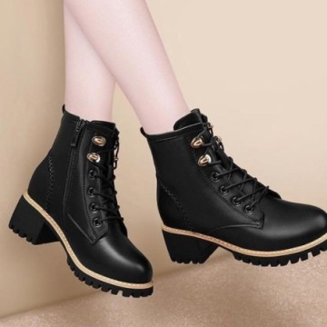 Bota Feminina Elegante Com Sola Grosso Curta Estilo Cavalgada Bevelie