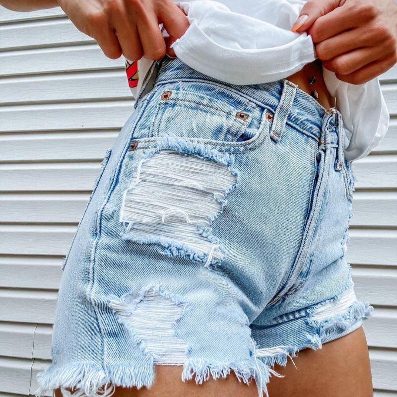 Short Jeans Feminino Cintura Alta Com Estampa no Bolso Traseiro Estilo Verão
