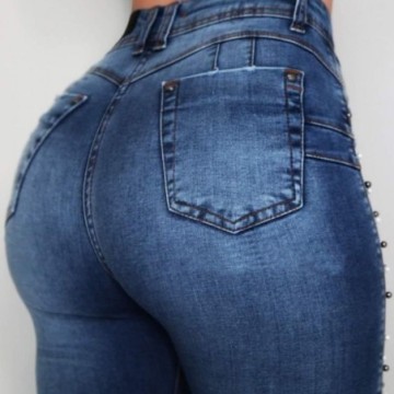 Calça Jeans Feminina Elástica  de Couro Com Detalhes Laterais Brilhoso Bevelie