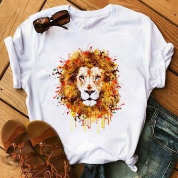 Camisa em Camiseta Com Estampa Rei Leão Feminina de Manga Curta Bevelie
